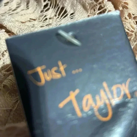 Just Taylor V-neck flutter sleeve lace,Hi/low ruffle,zip back, lined,zipper back - Picture 16 of 16